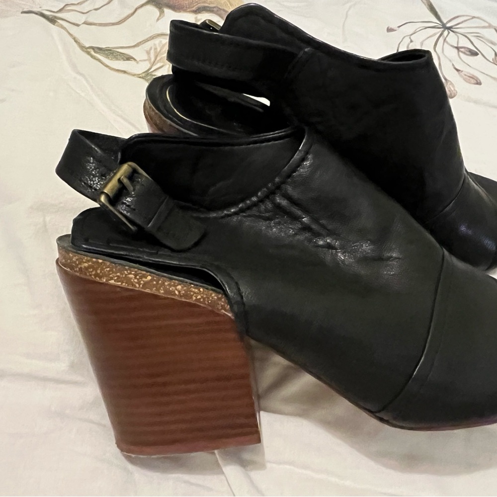 Isola Black Ankle Boots Sleek and Minimalist - Picture 2 of 3